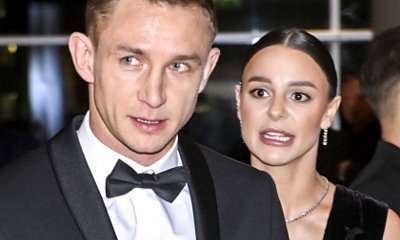Jakub Rzeźniczak lansuje się z żoną na czerwonym dywanie. Paulina niczym Morticia Addams