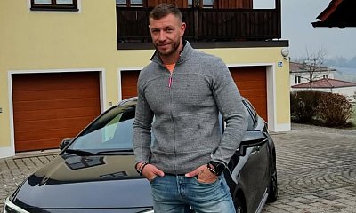 Dariusz Pachut wystroił się na randkę jak na maturę. Dżentelmen z talizmanem miłości
