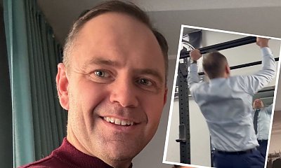 Urlopowicz Karol Nawrocki w koszuli i garniturowych spodniach podciąga się na drążku. Wideo wywołało memy
