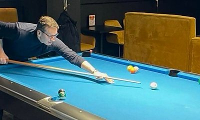 Drewniany Mati gra w bilarda z synem. Przeróbka jego zdjęcia przy stole wyraża więcej niż tysiąc słów [memy]
