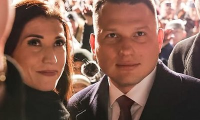 Ewa Zajączkowska-Hernik podkreśliła atuty sylwetki w modnym płaszczyku. A makijaż ma niczym punkówa