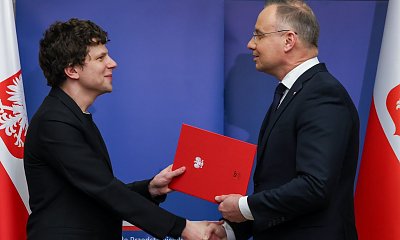 Andrzejek w USA dał nasz paszport aktorowi Jessemu Eisenbergowi. Jedno zdjęcie spowodowało wysyp memów [memy]