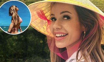 Doda pokazuje przód i tył w różowym kostiumie, który prawie nic nie zasłania. Tak się bawi na wakajkach