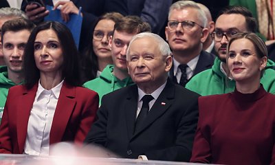 Starszy pan w otoczeniu pięknych dam. Jarosław wyraźnie rozkwitł [wideo i memy]