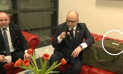 Dariusz schował się przed odkupieniem win w TV "R". By się chronić, przyniósł ze sobą Pismo Święte [memy]
