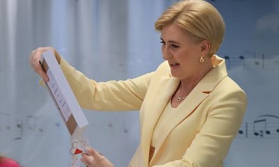 Agata wskoczyła w soczyście czerwoną kieckę i przyćmiła wszystkich zebranych. Jak promyczek słońca na tle czarnych chmur