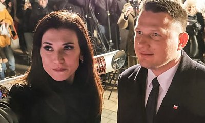 Piękna Ewa podkreśliła atuty sylwetki w modnym trenczu. Taki płaszczyk warto mieć w swojej garderobie