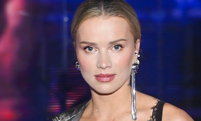 Julia Kuczyńska w czarnym total looku. Góra mówi „burleska”, spodnie mówią „prezeska”