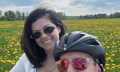 Cyklistka Kasia Cichopek pręży się na łące. Odsłoniła imponujące zderzaki
