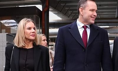 Marta od Karola połączyła elegancję z wygodą. Wskoczyła w dwurzędową marynarkę i różowe adidaski