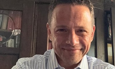 Prześliczny Rafaello zgarnął suwenir z debaty do domu. Zapozował z pamiątką, kawusią i rozbrajającym uśmiechem