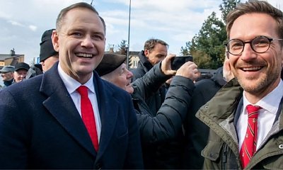 Waldek chciał pomóc Karolowi w sprawie drugiego mieszkania. Tylko go pogrążył — jednym słowem [wideo i nowe memy]