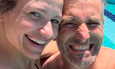 Joanna Koroniewska pręży się w kusych ciuszkach na urlopie z mężem. 46-latka ma figurę 20-latki