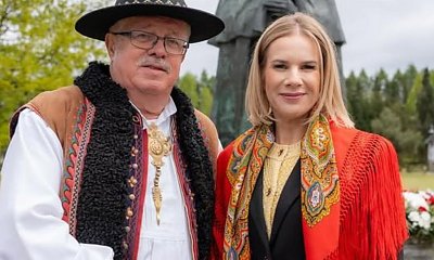 Marta od Karola wyraźnie wyeksponowała tył w obcisłych spodniach. Jej figurę widać jak na dłoni