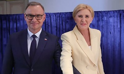 Agata od Andrzeja zainspirowała się księżną Kate. Na Litwie wskoczyła w modny komplecik, który podkreślił jej urodę