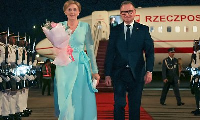 Agata od Andrzeja reprezentuje Polskę w zwiewnej kiecce. Wyrósł jej wielki kwiat przy twarzy