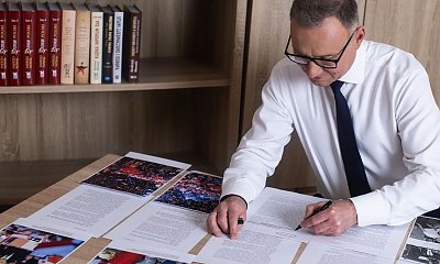 Andrzej na emeryturze, ale nadal podpisuje. "Duda podpisze wszystko" [wideo]