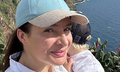 Anna Dereszowska w kusym stroju kąpielowym zapozowała z trzyletnim synem. Chłopiec rośnie jak na drożdżach