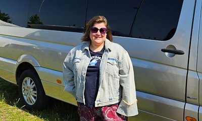 Dominika Gwit eksponuje swoje walory w letnich kieckach. "Owoce i łączka to prawdziwy sztos"