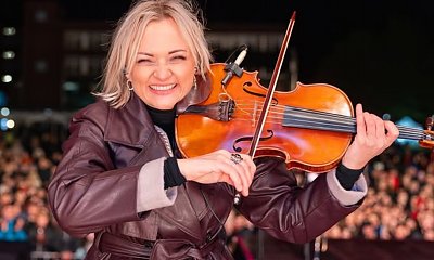 Edyta Golec rozpaliła fanów w sukience z rozporkiem niemal do pępka i w niebotycznie wysokich butach