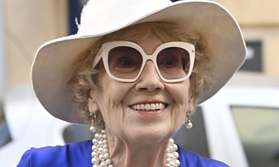 Emilia Krakowska jest w świetnej formie. 85-latka to dama w każdym calu i do twarzy jej w szafirze