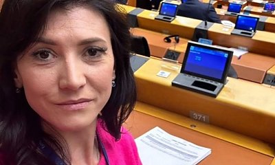 Piękna Ewa w jeansowej stylizacji. Nie jest modnie, ani stylowo. Mimo wszystko podkreśliła atuty sylwetki