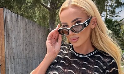 Izabela Macudzińska z ogromnie powiększonym przodem w mikroskopijnym odzieniu. Kusi fanów, wylegując się nad basenem