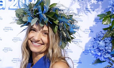 Koroniewska jak rusałka zachwyciła w kwietnym wianku. Korzystając z okazji, odkryła plecy bez fałdek i wyeksponowała nogi do nieba