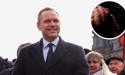 Bogobojny Karol dodał fotkę z różańcem i podziękował za modlitwy. Antyfan ustawił go do pionu — sarkastyczną rymowanką