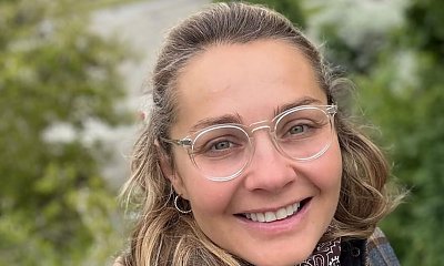 Małgorzata Socha wskoczyła w komplecik z dekoltem do pępka. A pod spód zapomniała założyć stanika