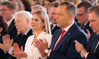 Marta od Karola zagrała nóżką w białej kiecce. Odsłoniła nogi do nieba w kusej kreacji