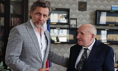 Najstarszy maturzysta w Polsce znowu nie zdał matury. Mimo to odebrał świadectwo dojrzałości [wideo]