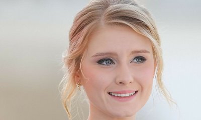 Oficjalne zdjęcie Kingi Dudy w ślubnej stylizacji. Przed ołtarzem wyglądała spektakularnie
