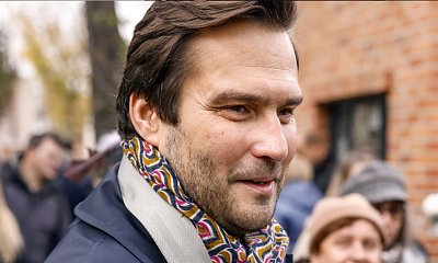 Michał Lesień już tak nie wygląda. Zarost, nowe oprawki i zadziorna fryzura odjęły mu lat i dodały IQ