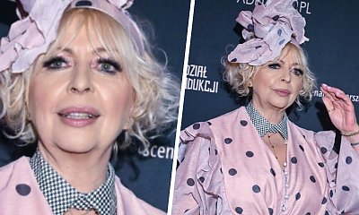 Violetta Arlak w pudrowym różu od stóp do głów. 57-latka zszokowała swoją stylizacją na premierze spektaklu