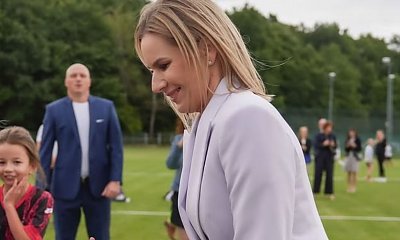 Marta od Karola zarzuciła na siebie pelerynę niczym Zorro. W takiej stylizacji zwiedzała Sandomierz