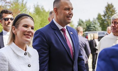 Marta Nawrocka zagrała nóżką w sanktuarium w USA. Wysokie obcasy podkreśliły jej sylwetkę