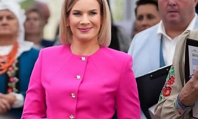 Marta Nawrocka gra nóżką w kościele. Odsłoniła nogi do nieba i wyeksponowała swoje wdzięki