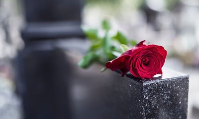 Ksiądz alarmuje przed Wszystkimi Świętymi! Tych zniczy nie kupuj na grób, to grzech. Powód zaskakuje i wywoła burzę