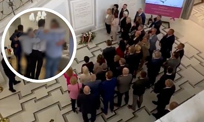 Sejmowy "chór" PiS przebił pijackie wykonanie Mejzy? Internauci bezlitośni: "Wolę wykonanie Mejzy"