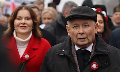 Tajemnicza blondynka nie opuszcza Kaczyńskiego na krok. Prześwietlili "aniołka" prezesa. Ma ogromną władzę