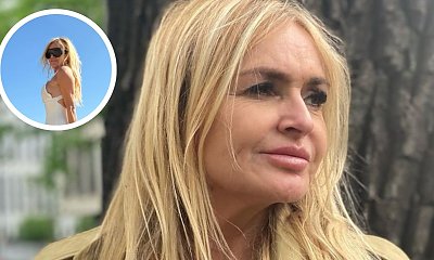 Monika Olejnik wyeksponowała swoje tyły w skromnym opalaczu. "Jak na swoje lata wygląda świetnie" - pieją fani [wideo]