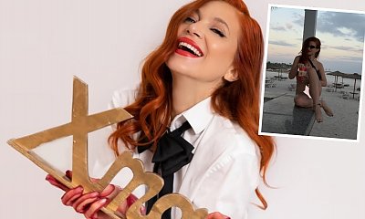 Ada Fijał zakryła swoje "bombki" jedynie gwiazdkami. 49-latka spędzała święta w bikini, które nie zostawia wiele wyobraźni