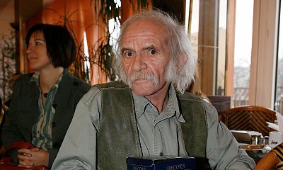 "Poszedł za żoną na piętro". Gdy Bohdan Smoleń otworzył drzwi, śmiech w jego domu zamilkł na zawsze. Kulisy rodzinnego fatum