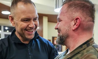 Co on na siebie włożył? Nawrocki witał wojsko, jakby właśnie wyszedł z budowy. Wyglądał jak majster
