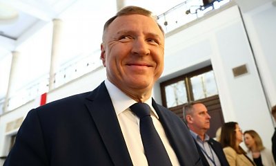 Praca do 22:35 i TAKI hajs na koncie. Nie uwierzycie, co Kurski naprawdę robi w Brukseli