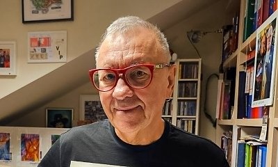 Szklany stół, białe fronty, czarna wyspa i TO w łazience. Tak mieszka Jurek Owsiak