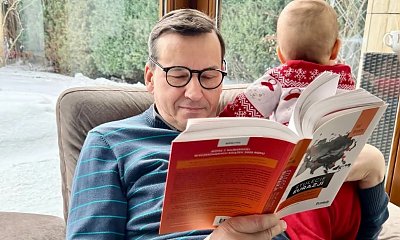 Mateusz Morawiecki pokazał rozczulające zdjęcie z wnukiem. Staś ma już rok. "To jest najważniejsze w życiu" [zdjęcie]