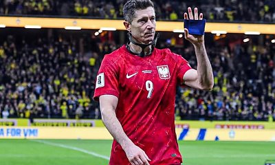 Robert Lewandowski zapłakany na murawie. W sieci wymowny wpis, fani nie mają złudzeń: "Serce pęka"