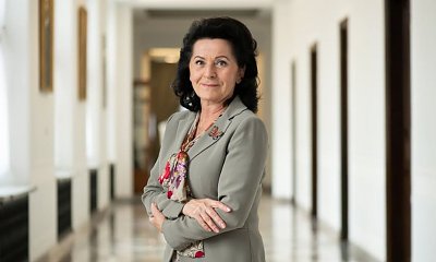 Zarabia 23 tysiące i blokuje mieszkanie komunalne! Posłanka PiS w bluzce za 4 tysiące żali się na biedę